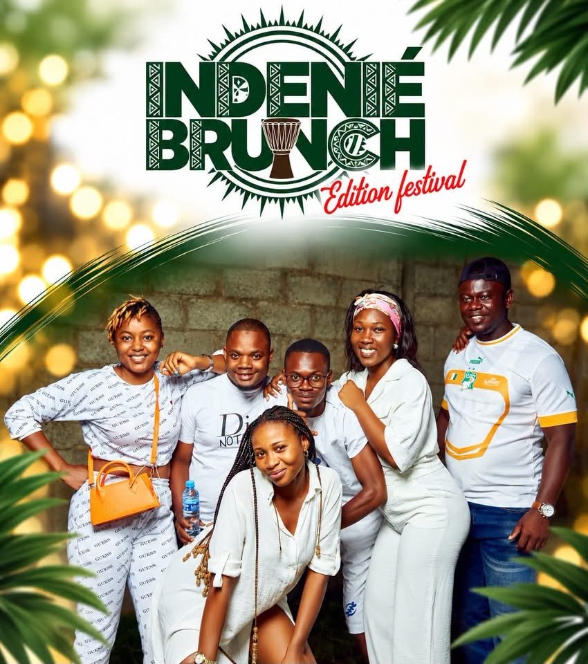 Groupe d'invités en tenue blanche, Indénié Brunch
