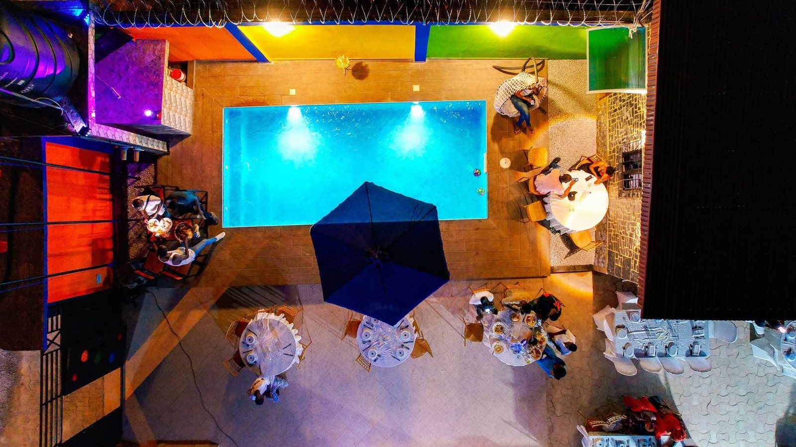 Vue aérienne de la cour et de la piscine