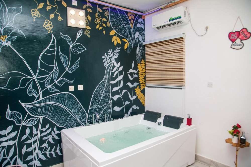 Salle de bain avec jacuzzi